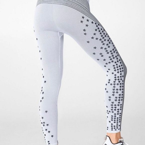 High-Waisted Seamless Star Capri - Picture 2 of 4